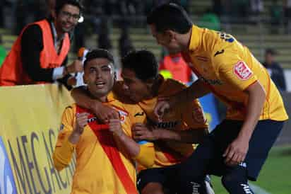 El jugador Carlos Adrián Morales (i) hizo gran parte de su carrera con Monarcas Morelia. (Jam Media)