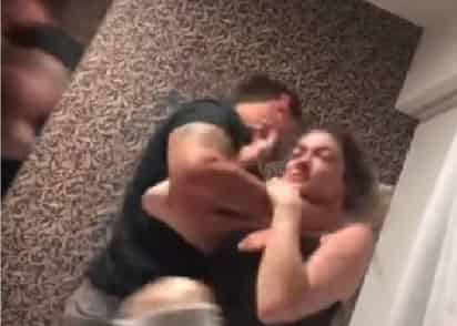 Presuntamente todo comenzó porque él se molestó con ella por olvidar un regalo en un bar (INTERNET)
