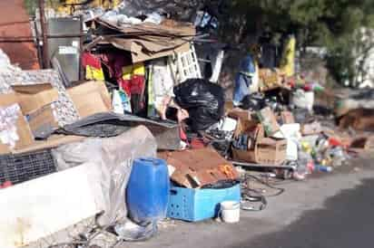 Suciedad. Así lucía la fachada de la casa de Luis Rivera, quien llevaba 16 años acumulando desechos con intención de venderlos.