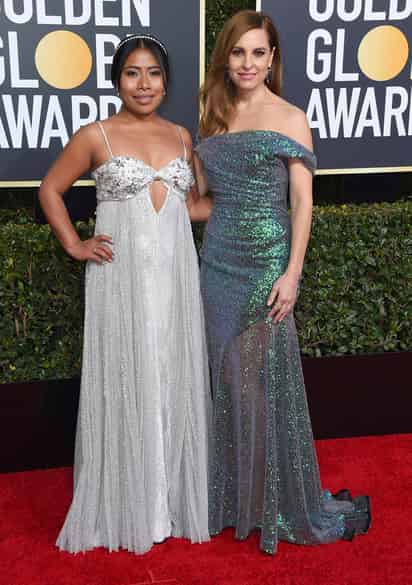Yalitza Aparicio, protagonista de la cinta de Alfonso Cuarón, Roma, llegó a la gala de los Golden Globes 2019 acompañada de Marina de Tavira.