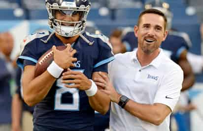 Matt LaFleur (d) se desempeñó esta temporada como coordinador ofensivo de los Titans de Tennessee.