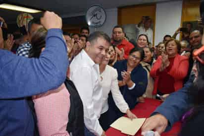 Pasos. Olmos se registró la tarde del lunes ante el Consejo Político Municipal. (EL SIGLO DE TORREÓN)