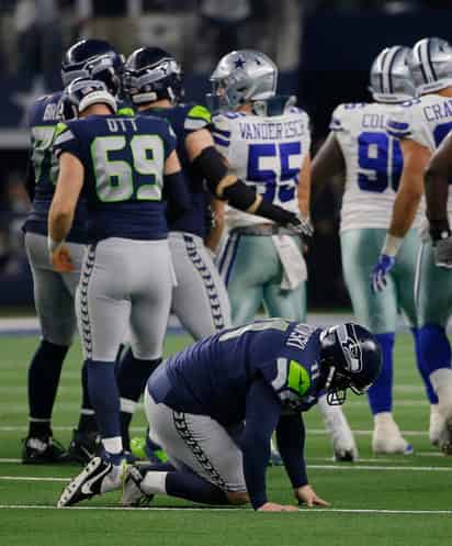 El pateador de los Halcones Marinos de Seattle, Sebastian Janikowski, se lesionó en el juego de comodines ante Vaqueros de Dallas, obligando a cambiar la estrategia al coach Pete Carroll.