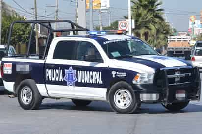 Se movilizan. Agentes de la Policía Municipal se movilizaron en los alrededores, pero no pudieron ubicar la unidad robada. (EL SIGLO DE TORREÓN)