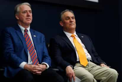 Vic Fangio (d), nuevo coach de los Broncos y el presidente Joe Ellis.