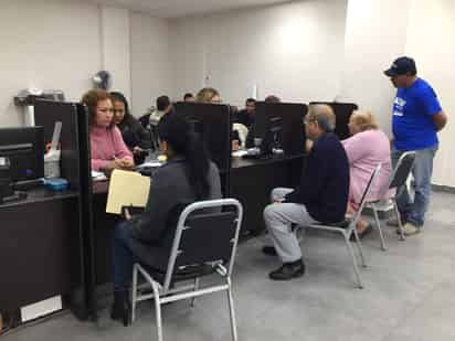 Desde este lunes se vio reflejado el pago a algunas personas inscritas en el padrón del desaparecido programa 65 y más, pero de forma doble. (EL SIGLO DE TORREÓN)