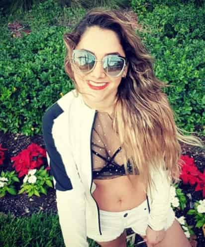 Sherlyn festeja 2 millones de seguidores con foto en la playa