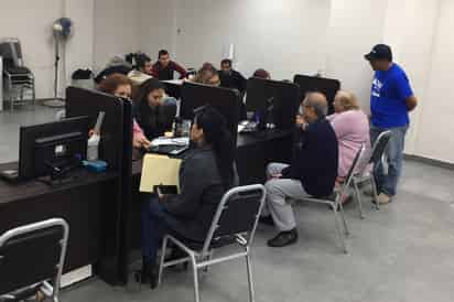 Recursos. Adultos mayores inscritos en el desaparecido 65 y Más, ya recibieron su apoyo doble, pero sólo aquéllos que tienen tarjeta. (GUADALUPE MIRANDA)