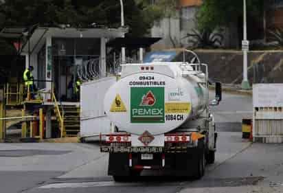 La crisis de abastecimiento de gasolina en México refleja parte de los problemas de Petróleos Mexicanos (Pemex), como la corrupción interna o la caída de producción, que llevan a la empresa estatal a una frágil situación que ahora el presidente Andrés Manuel López Obrador promete revertir. (ARCHIVO)