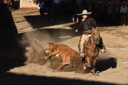 Coleadero, piales, manganas, jineteo, cala y hasta el paso de la muerte, se podrán observar esta tarde en el lienzo charro del 11 - 40.