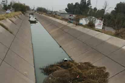 Problema. Los canales de riego que pasan por Torreón, no son los únicos que se toman como depósitos de basura. (GUADALUPE MIRANDA)