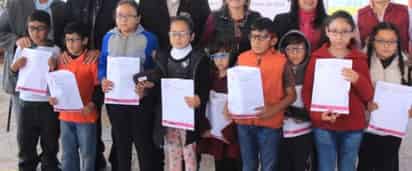 Entregan resultados del programa Salud Integral en otros tres municipios de la región Lagunera de Durango, con el cual se realizan revisiones médicas, nutricionales y visuales a niños de escuelas. (EL SIGLO DE TORREÓN)