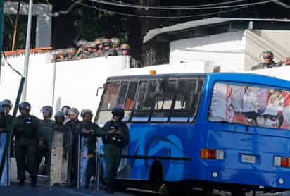 Controlados. Los militares que se sublevaron fueron detenidos ayer por la misma Guardia. (AP)