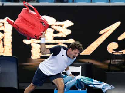 Pablo Carreño arroja su bolsa con raquetas al finalizar el partido.