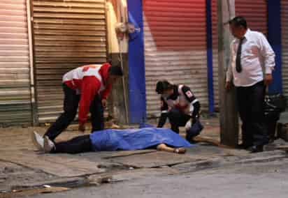 Homicidio. Se cometió la tarde del lunes a las afueras de un bar del sector Alianza de Torreón. (EL SIGLO DE TORREÓN) 