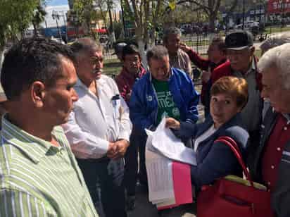 La regidora Delfina Villa se reunió con adultos mayores para organizar o demanda al IMSS por pagarles una pensión inferior a la que les corresponde. (EL SIGLO COAHUILA)