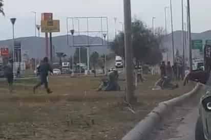 Pelea entre traileros deja dos detenidos; al dejar sus unidades en medio del periférico, causaron tráfico. (EL SIGLO DE TORREÓN)