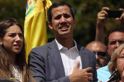 'Estamos dispuestos a reunirnos con todos los funcionarios, a tener un acercamiento para lograr el cese de la usurpación, gobierno de transición y elecciones libres' dijo Guaidó. (EFE)