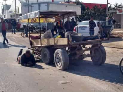 Los hechos ocurrieron por la mañana de hoy sábado en el bulevar Ejército Mexicano de Gómez Palacio alrededor de las 10:00 horas cuando un taxi tipo March, del sitio “Exo Exprés”, circulaba a exceso de velocidad por la rúa con dirección a Torreón. (ESPECIAL)