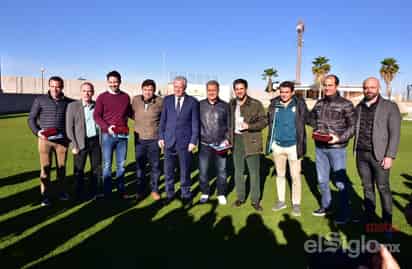 Antes de saludar a los integrantes del primer equipo en las canchas de entrenamiento del TSM, toda la comitiva visitante tuvo un encuentro con el alcalde de Torreón, Jorge Zermeño, frente al edificio de Fuerzas Básicas. (Erick Sotomayor)