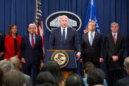 Caso. El fiscal general interino Matthew Whitaker (Cen.) habló durante una conferencia de prensa realizada ayer para anunciar la acción de aplicación de la ley relacionada con Huawei Technologies Co. Ltd. de China. (EFE)