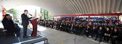 Entrega. Aispuro entrega material tecnológico, didáctico y deportivo al Cobaed.  (EL SIGLO DE TORREÓN)