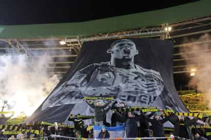 Los hinchas corearon repetida y largamente, '¡Emiliano Sala!, ¡Emiliano Sala!, ¡Emiliano!, ¡Emiliano!, ¡Emiliano Sala!' por todo el estadio durante el partido contra el Saint-Etienne durante una prolongada interrupción. (EFE)