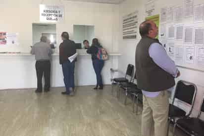 Multa. Por no tener los precios exhibidos, se colocaron sellos de suspensión a la farmacia de la Clínica del Magisterio. (GUADALUPE MIRANDA)