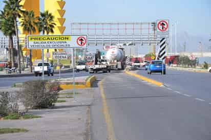 El exceso de velocidad y la falta de precaución son factores que se juntan en el Periférico de Torreón para que exista una gran cantidad de accidentes automovilísticos, aunque se supone que la velocidad máxima es de 60 kilómetros por hora, los estudios viales señalan que el promedio es de 100. (FERNANDO COMPEÁN)
