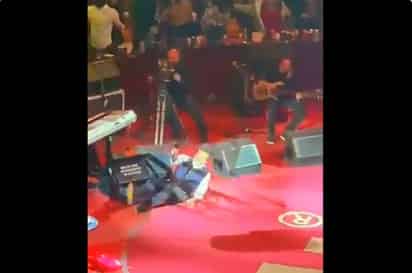 'El Potrillo' se cayó mientras ofrecía un concierto en León. (ESPECIAL)