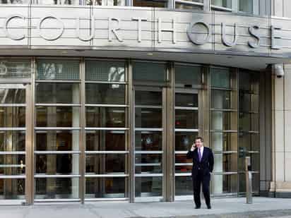 Proceso. El abogado de la defensa Jeffrey Lichtman habla por celular afuera del Tribunal Federal de los Estados Unidos durante el primer día de deliberaciones del jurado en el caso del Chapo. (EFE)