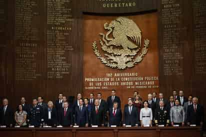 Recuerda. Andrés Manuel López Obrador (al centro), encabezó en el Teatro de la República la ceremonia por el 102 aniversario de la promulgación de la Constitución Política de los Estados Unidos Mexicanos. (EL UNIVERSAL)