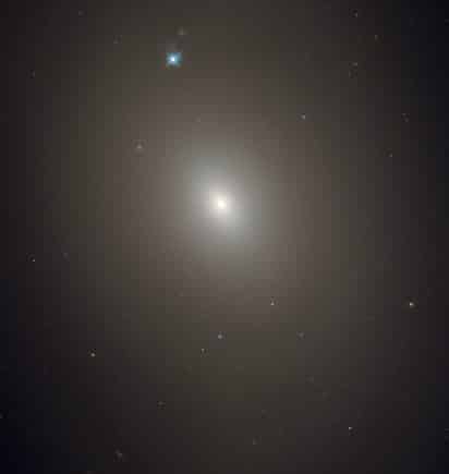 Tomó una imagen atmosférica de la galaxia lenticular Messier 85, ubicada a unos 50 millones de años luz de la Tierra. (ESPECIAL)