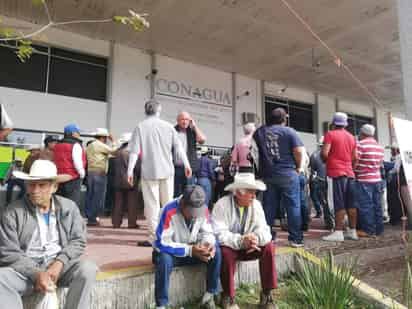 Denuncian presuntas ilegalidades en la entrega del agua rodada. (GUADALUPE MIRANDA)