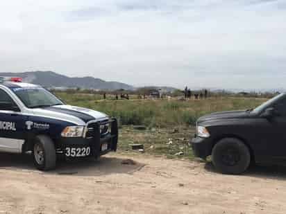 Ambos cuerpos se encontraban en un terreno baldío ubicado sobre las calles Margarita Guerrero y 65 de dicho sector habitacional, justo frente a la escuela primaria del lugar. (EL SIGLO DE TORREÓN)
