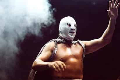 El Hijo del Santo, de 55 años, quien debutó en 1982 con el nombre de su padre al obtener su licencia de luchador profesional, sostendrá una entrevista pública en la que comentará diversas etapas de su vida y su carrera en el cuadrilátero. (ARCHIVO)