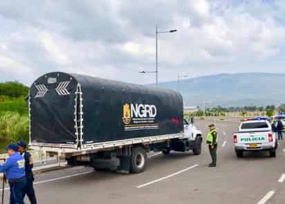 Operativo. Los vehículos llegaron fuertemente escoltados por la policía colombiana. (TWITTER / @jguaido)