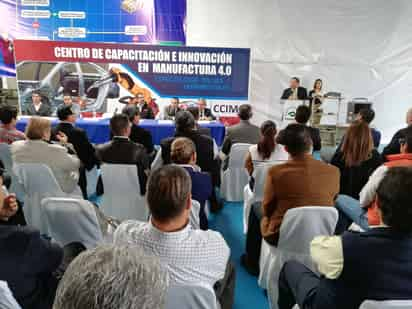 En la imagen se muestra a empresarios que asistieron a la apertura del Centro de Capacitación e Innovación Automotriz. (EL SIGLO DE TORREÓN/VIRGINIA HERNÁNDEZ)