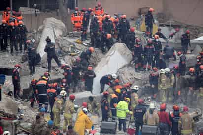Los funcionarios han dicho que los últimos tres pisos del edificio fueron construidos ilegalmente, aunque la causa del derrumbe sigue siendo investigada. (EFE)