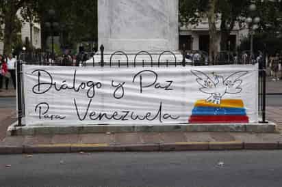 Vista de una pancarta durante una manifestación en apoyo a la iniciativa de Uruguay y México a favor del diálogo en Venezuela, este jueves en la Plaza Libertad en Montevideo (Uruguay). (EFE)