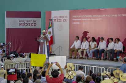 El mandatario indicó que en esta entidad la entrega de fertilizantes será gratuita para los productores del campo, y refrendó que los apoyos sociales se canalizarán de manera directa a quienes lo necesitan. (NOTIMEX)