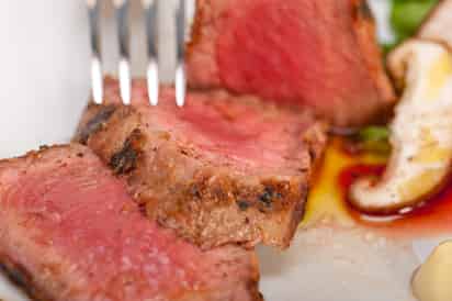 Para quienes pensaban que el líquido rojo que sale de la carne es algo de sangre, están equivocados. (ARCHIVO)