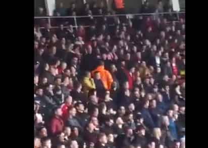El Southampton identificó a los aficionados, los denunció a la policía y fueron detenidos. (ESPECIAL)