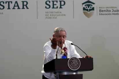 “Todos tenemos ya que actuar con integridad, con rectitud, con honestidad. Honestidad como forma de vida, como forma de gobierno”, agregó previo a su comida en la Fonda Misael en esta localidad, donde el menú consistió en quesadillas y barbacoa. (EL UNIVERSAL)