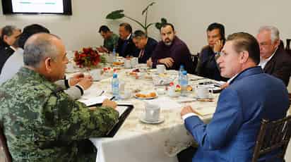 El gobernador José Aispuro Torres estuvo en reunión en el Mando Especial Laguna donde, además del Ejército participaron los alcaldes de La Laguna de Durango. La reunión duró más de 3 horas. (EL SIGLO DE TORREÓN)