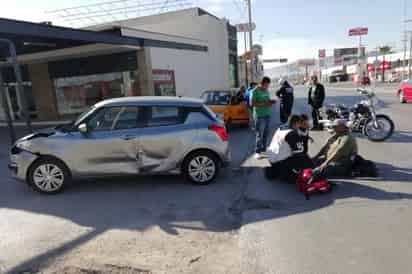 Daños. Agentes de Peritos estimaron daños materiales en aproximadamente 60 mil pesos entre todos los vehículos. (EL SIGLO DE TORREÓN)