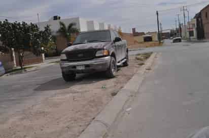 Denuncian el uso de sus camellones como estacionamientos públicos. (EL SIGLO DE TORREÓN)