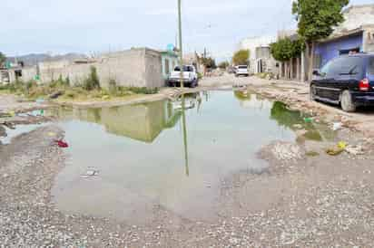 No la atienden. La fuga de aguas negras ubicada sobre avenida El Fresno y calle Gasoducto tiene más de cuatro meses. (EDITH GONZÁLEZ)