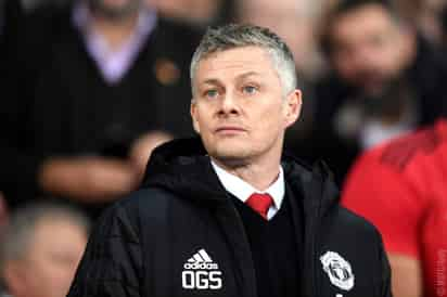 El entrenador del Manchester United, Ole Gunnar Solskjær, da instrucciones durante el partido. (Especial)