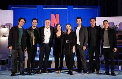 Emocionados. Algunos protagonistas de las producciones mexicanas en las nuevas oficinas de Netflix. (ESPECIAL)